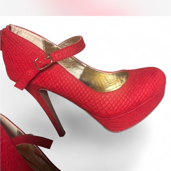 Michael Kors Red Textured Heels - Picture 7 of 9